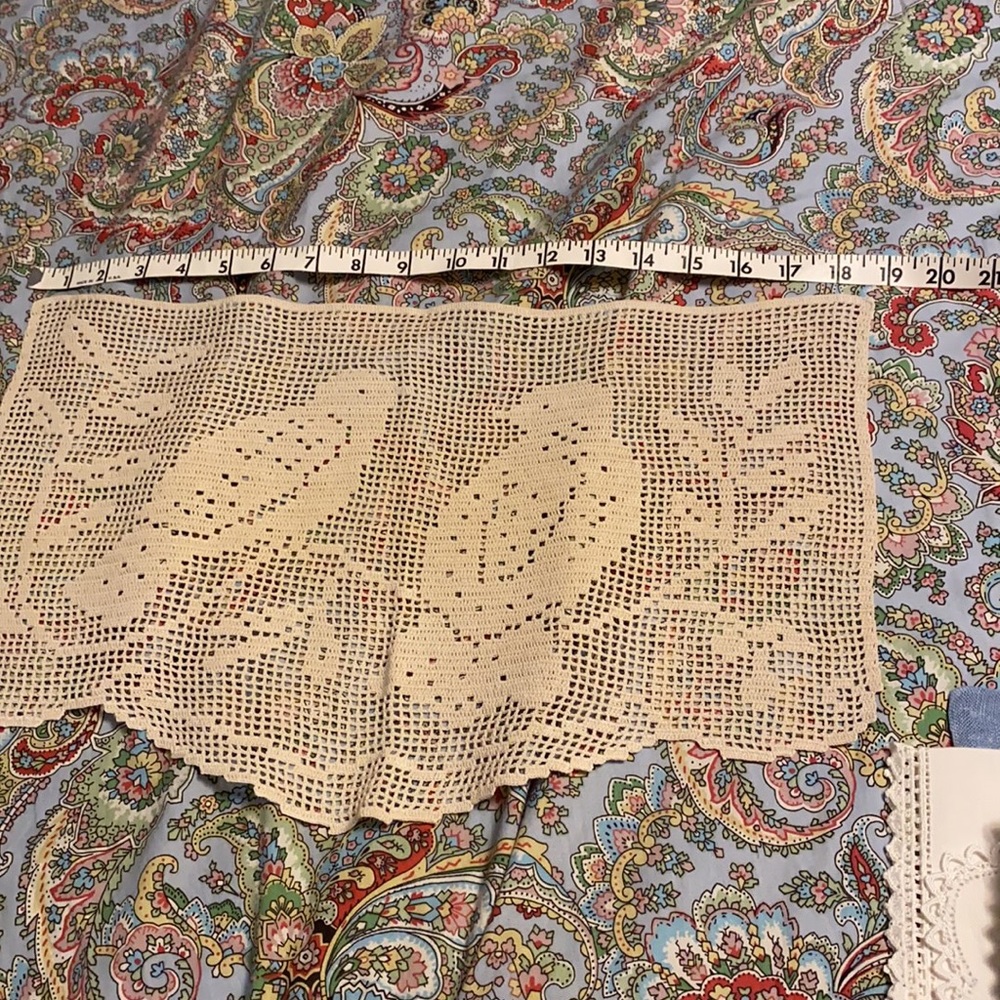 Lot of Vintage dresser scarves/ protectors - Picture 14 of 14